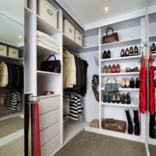 Гардеробная комната с окном. Преимущества гардеробных комнат 13 Гардеробная комната с окном. Преимущества гардеробных комнат 13