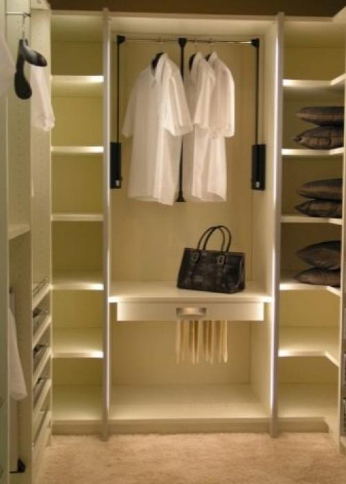 Гардеробная комната с окном. Преимущества гардеробных комнат 11 Гардеробная комната с окном. Преимущества гардеробных комнат 11