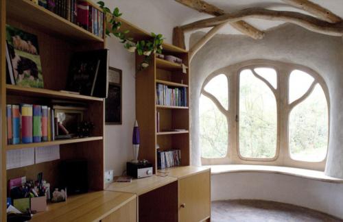 Дом своими руками из природных материалов. Молодая семья построила уютный дом из природных материалов, потратив минимум средств