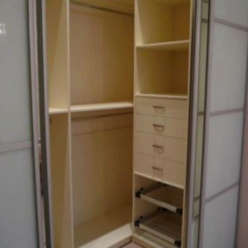 Гардеробная комната с окном. Преимущества гардеробных комнат 16 Гардеробная комната с окном. Преимущества гардеробных комнат 16