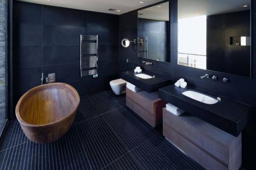 Черный цвет в интерьере. Черные ванные