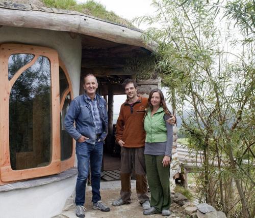 Дом своими руками из природных материалов. Молодая семья построила уютный дом из природных материалов, потратив минимум средств