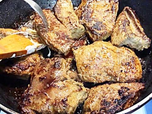 Как приготовить правильно печенку. Как приготовить жареную печень с луком в сметанном соусе, чтобы она была мягкой