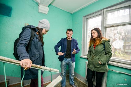 Оформление входа в подъезд. Подъезд хрущевки на Кнорина: темно и тесно, осыпающаяся краска, свисающие провода