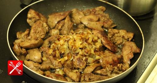 Как пожарить печень с луком. Жареная куриная печень с луком