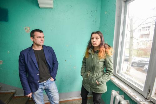 Оформление входа в подъезд. Подъезд хрущевки на Кнорина: темно и тесно, осыпающаяся краска, свисающие провода