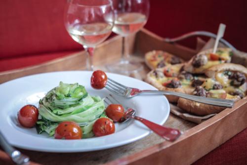 Сервировка стола к ужину на двоих. Ужин на двоих или что приготовить на романтический ужин для двоих?