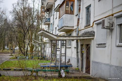 Оформление входа в подъезд. Подъезд хрущевки на Кнорина: темно и тесно, осыпающаяся краска, свисающие провода