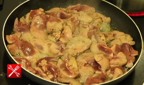 Как пожарить печень с луком. Жареная куриная печень с луком