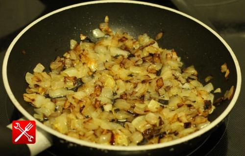 Как пожарить печень с луком. Жареная куриная печень с луком