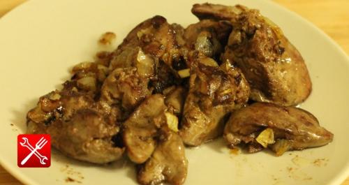 Как пожарить печень с луком. Жареная куриная печень с луком