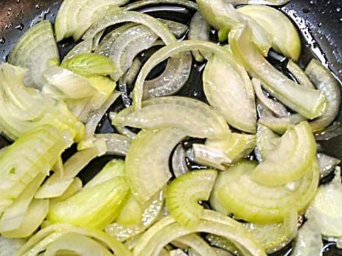 Как приготовить правильно печенку. Как приготовить жареную печень с луком в сметанном соусе, чтобы она была мягкой