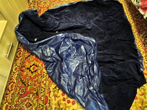 Как заклеить матрас интекс с бархатной стороны. Как заклеить надувной матрас с велюровой стороны без клея, с помощью заплатки, жидкой латки