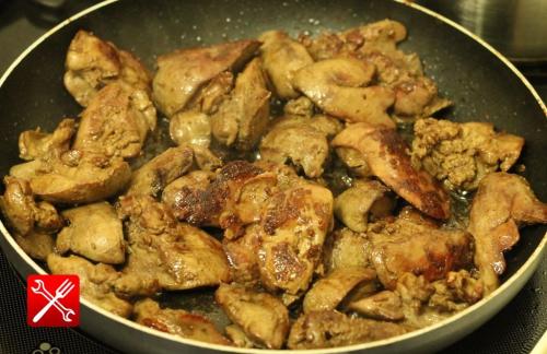 Как пожарить печень с луком. Жареная куриная печень с луком