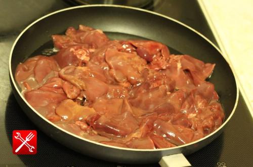 Как пожарить печень с луком. Жареная куриная печень с луком