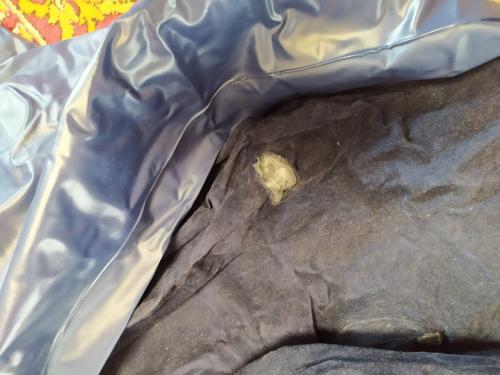 Как заклеить матрас интекс с бархатной стороны. Как заклеить надувной матрас с велюровой стороны без клея, с помощью заплатки, жидкой латки