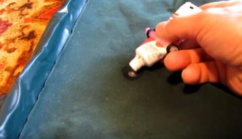 Как заклеить матрас интекс с бархатной стороны. Как заклеить надувной матрас с велюровой стороны без клея, с помощью заплатки, жидкой латки