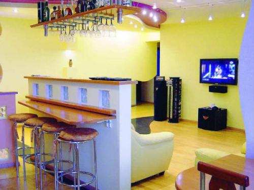 Зонирование кухни и гостинной барной стойкой. Варианты оформления барной стойки