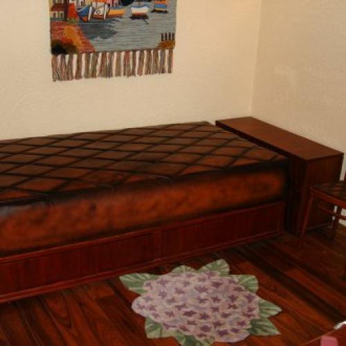 Что можно сделать из старого шкафа. Освежаем спальню