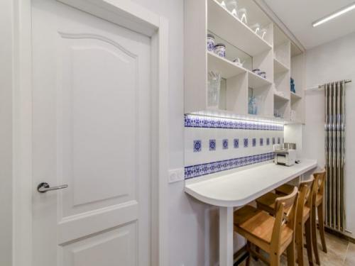 Зонирование кухни и гостинной барной стойкой. Варианты оформления барной стойки