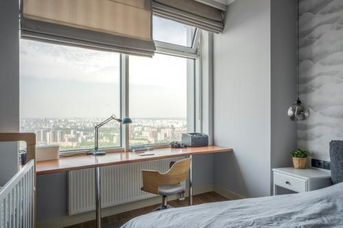 Столешница у окна в детской. Разновидности конструкций