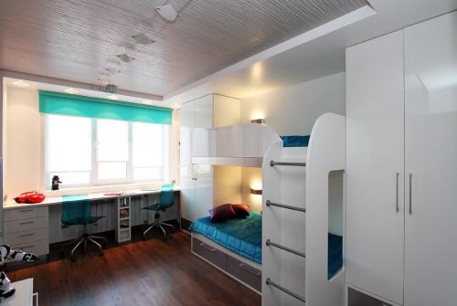 Столешница у окна в детской. Разновидности конструкций