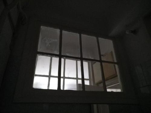 Окно между кухней и ванной в сталинке. Для чего нужно окно в ванной комнате?