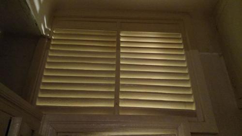 Окно между кухней и ванной в сталинке. Для чего нужно окно в ванной комнате?