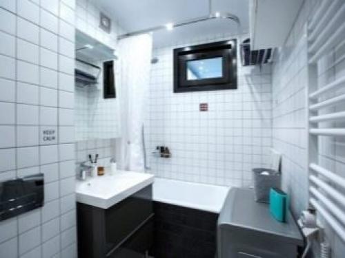 Зачем окно между кухней и ванной. Зачем нужно окно между ванной и кухней? 13