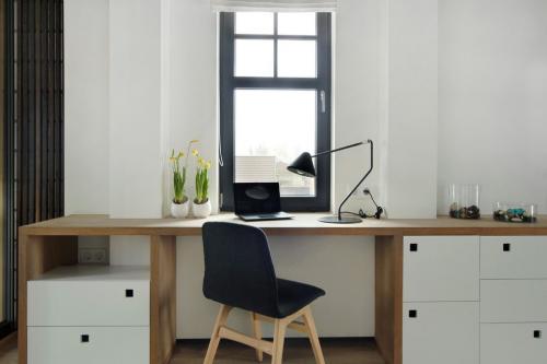 Столешница у окна в детской. Разновидности конструкций