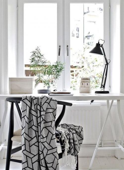 Столешница у окна в спальне. Рабочее место в спальне: 10 классных примеров