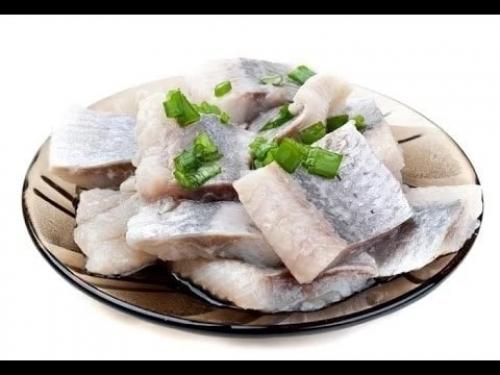 Как почистить селедку от костей для салата. Как быстро почистить селедку