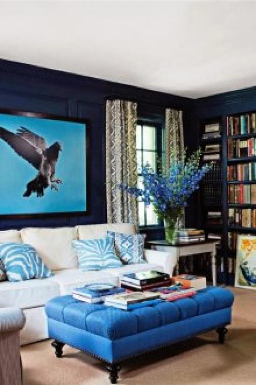Сочетание голубого и коричневого в интерьере. Гостиная комната