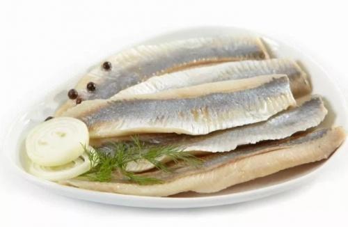 Как почистить селедку от костей для салата. Как быстро почистить селедку