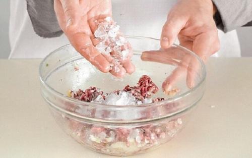 Как сделать фарш сочным без жира. Секретный ингредиент, который сделает фарш максимально сочным