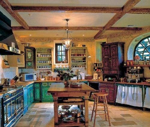 Дом Юлии Высоцкой. Уютный дом Юлии Высоцкой и Андрея Кончаловского, построенный в древнерусском стиле