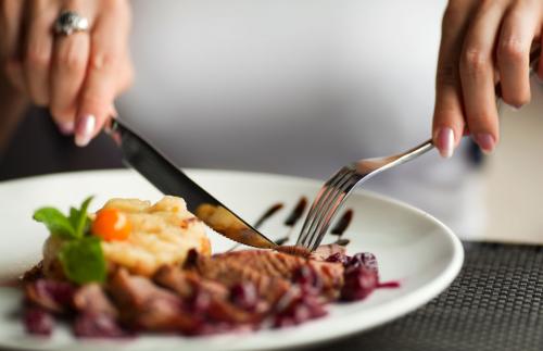 Правила этикета за столом вилка нож. Как держать нож и вилку