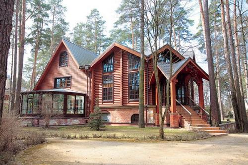 Дом Юлии Высоцкой. Уютный дом Юлии Высоцкой и Андрея Кончаловского, построенный в древнерусском стиле