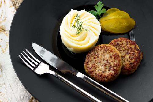 Правила этикета за столом вилка нож. Как держать нож и вилку