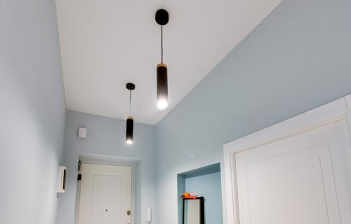 Потолок в маленьком коридоре. Типы натяжных потолков