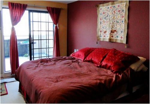 Клюквенный цвет. Цвет клюквы . Спелая клюква в интерьере: ярко, спело, смело