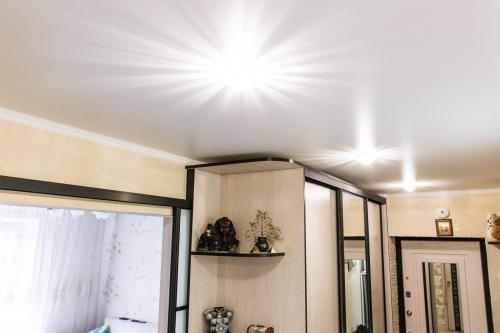 Потолок в маленьком коридоре. Типы натяжных потолков