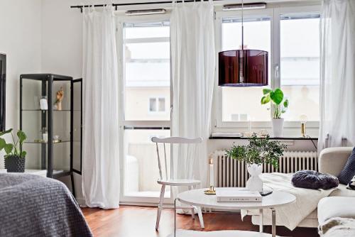 Какие карнизы самые удобные. Какие карнизы для штор выбрать в гостиную, спальню, на кухню, чтобы интерьер выглядел современным