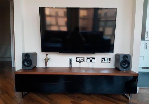 Розетки у кровати в спальне. Сколько должно быть розеток в спальне