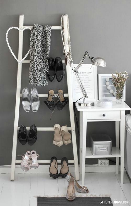 Полки из пластиковых бутылок. Диван 15 Полки из пластиковых бутылок. Диван 15