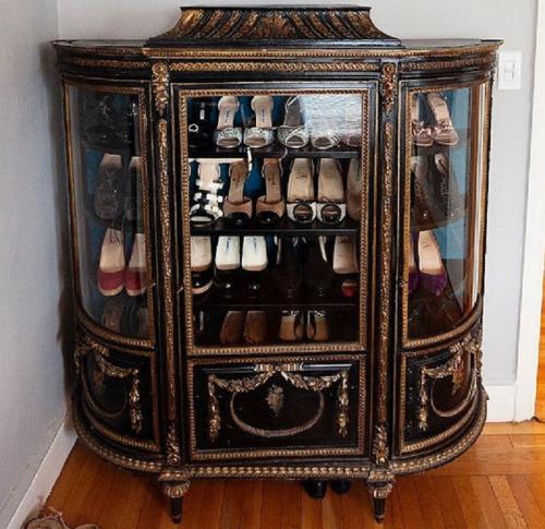 Полки из пластиковых бутылок. Диван 19 Полки из пластиковых бутылок. Диван 19