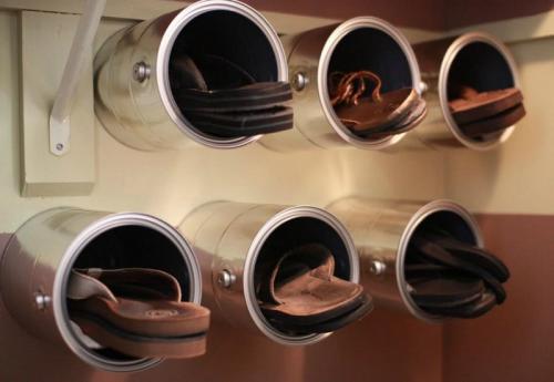 Полки из пластиковых бутылок. Диван 13 Полки из пластиковых бутылок. Диван 13