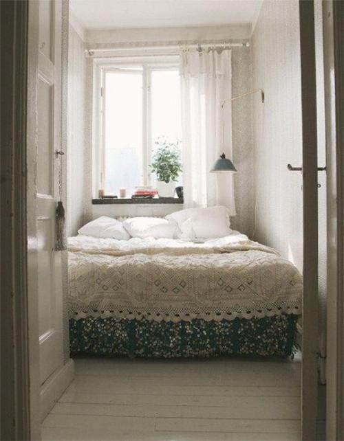 Кровать в маленькую спальню. Продумываем дизайн маленькой спальни 03