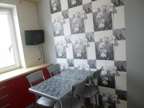 Темные кухни темные обои. Материал обоев для кухонных стен