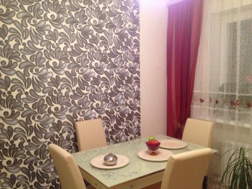 Темные кухни темные обои. Материал обоев для кухонных стен